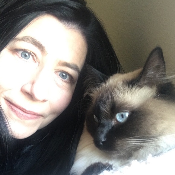 Meet your Posher, Claudia - Picture 1 of 1